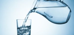 bere acqua