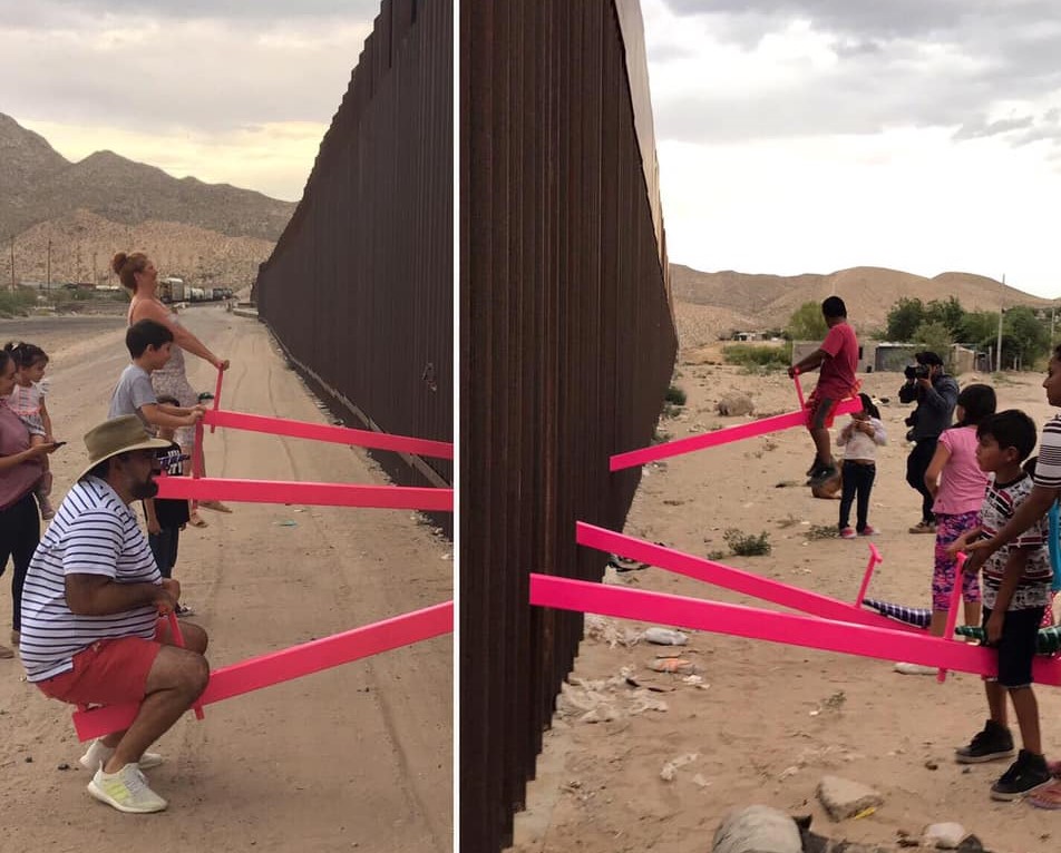 Le altalene rosa che abbattono le divisioni nel muro tra USA e Messico