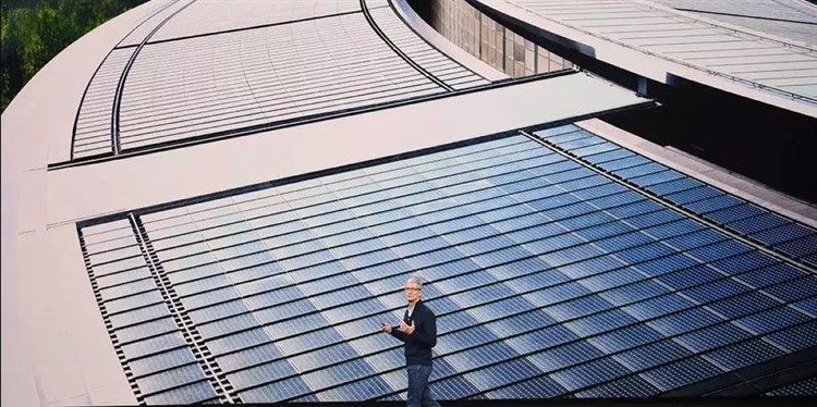 Tim Cook mostra alla platea il nuovo Apple Park