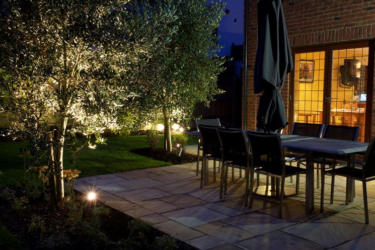 Interruttori crepuscolari per illuminare il giardino
