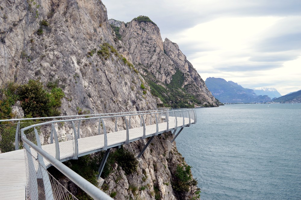 La pista ciclabile più bella del mondo è sul lago di Garda