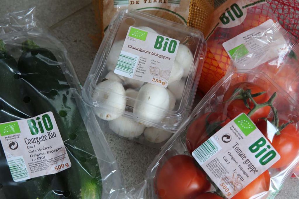 Come i supermercati speculano su frutta verdure bio