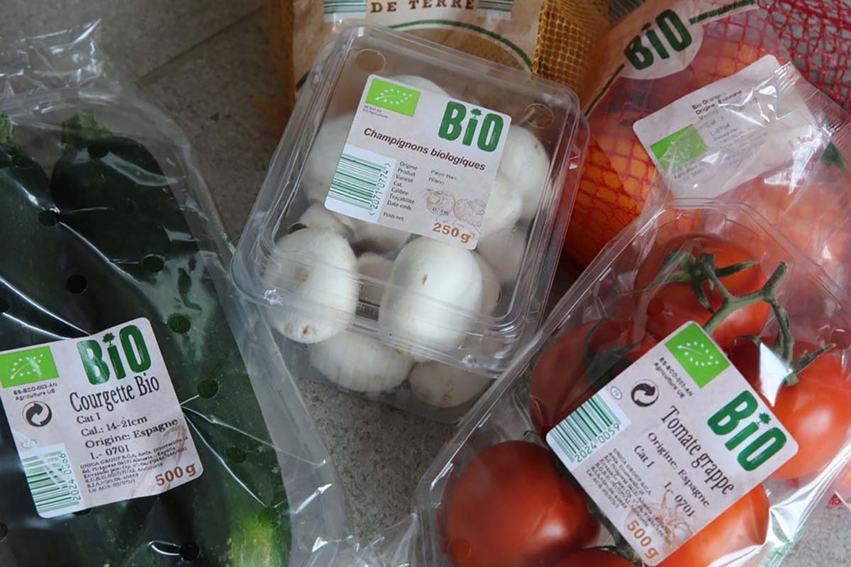 Come i supermercati speculano sui margini di verdura e frutta bio