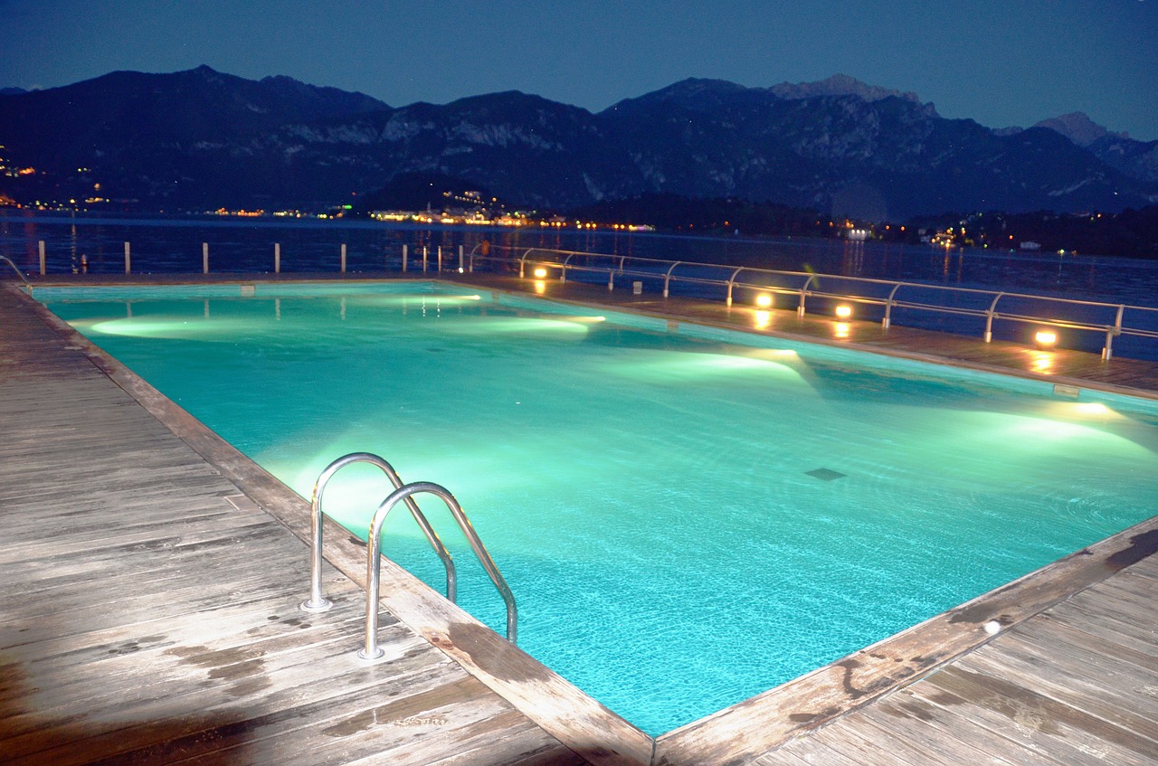 Come illuminare al meglio una piscina